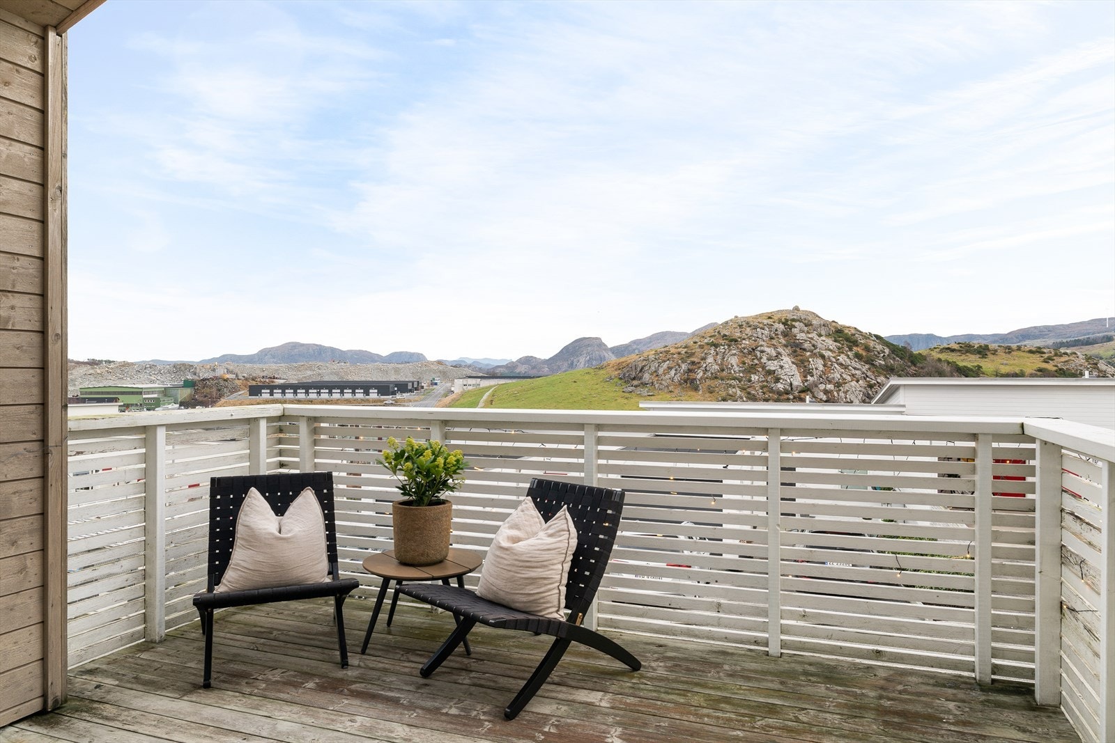 Fra stuen/kjøkken er det utgang til herlig balkong med morgen- og formiddagssol. Galleribilde