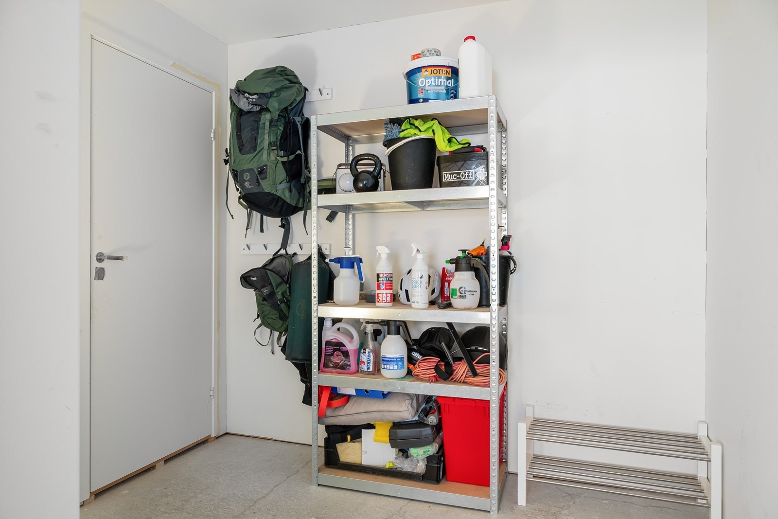 Sportsbod ved carport. Man går tørrskodd fra carport, inn i denne boden og videre inn i boligen. Galleribilde