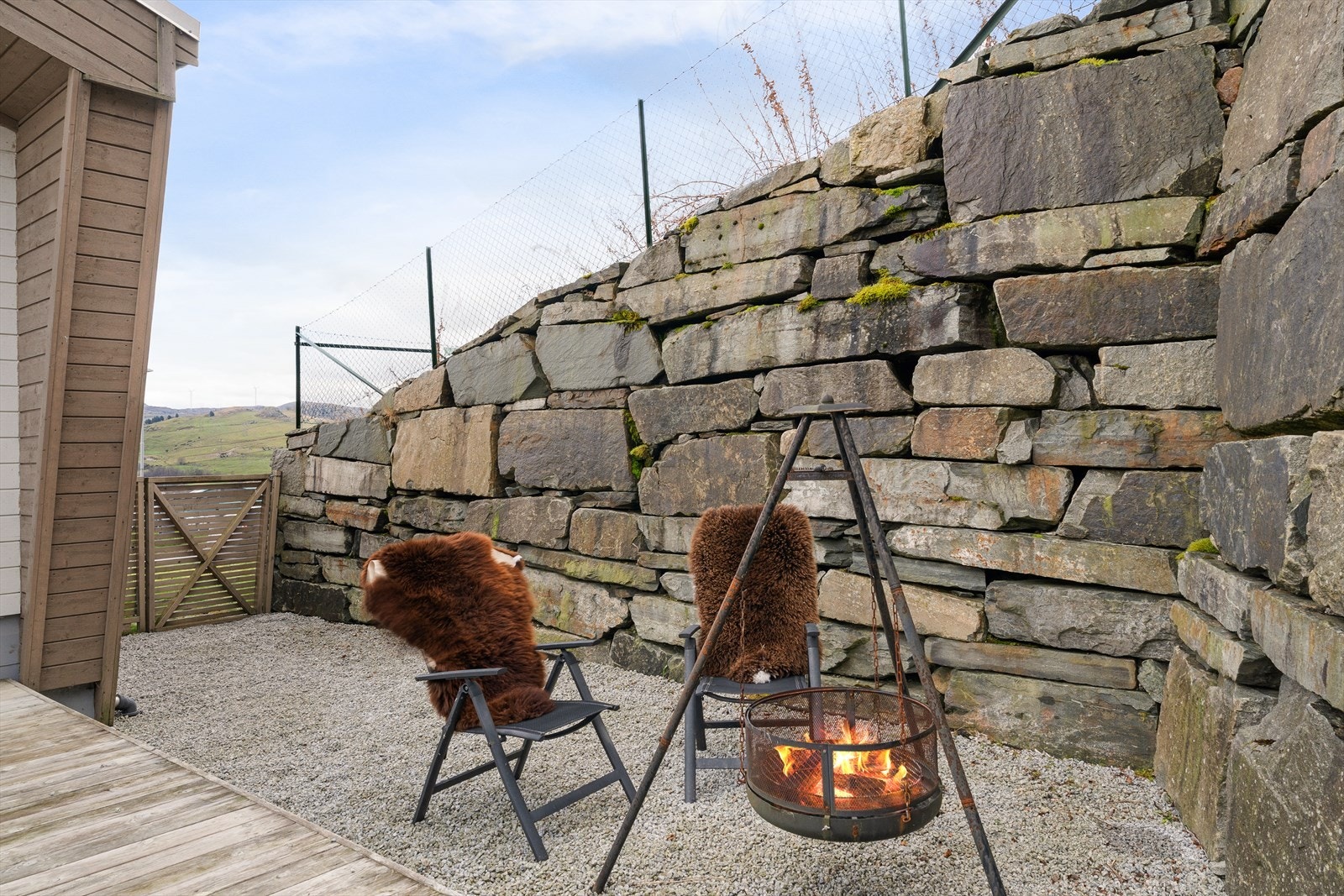 Her er det lagt terrasseplatting og grus. Galleribilde