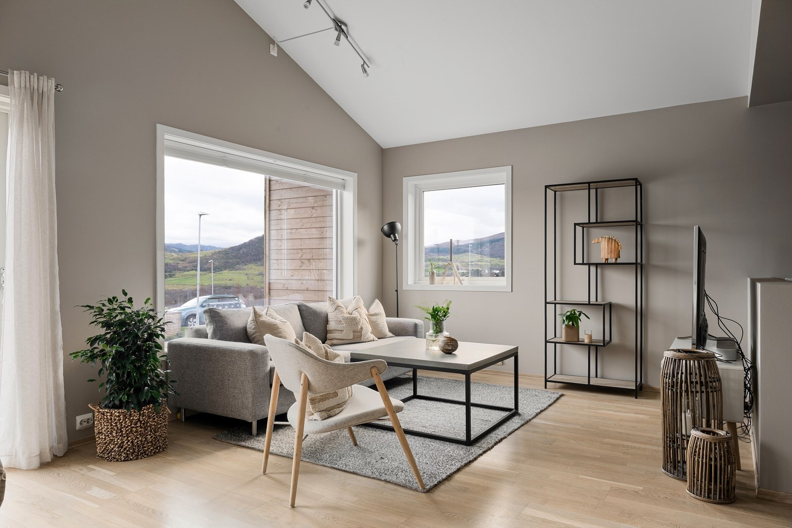 Rekkehuset er oppført i 2016 og holder en gjennomgående god standard. Galleribilde