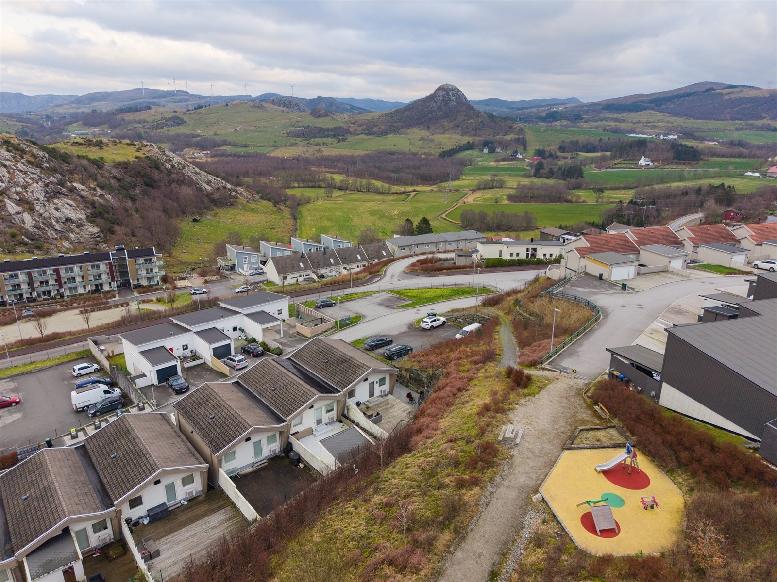 Fra boligen er det trygg skolevei til Sviland barneskole og barnehage. Galleribilde