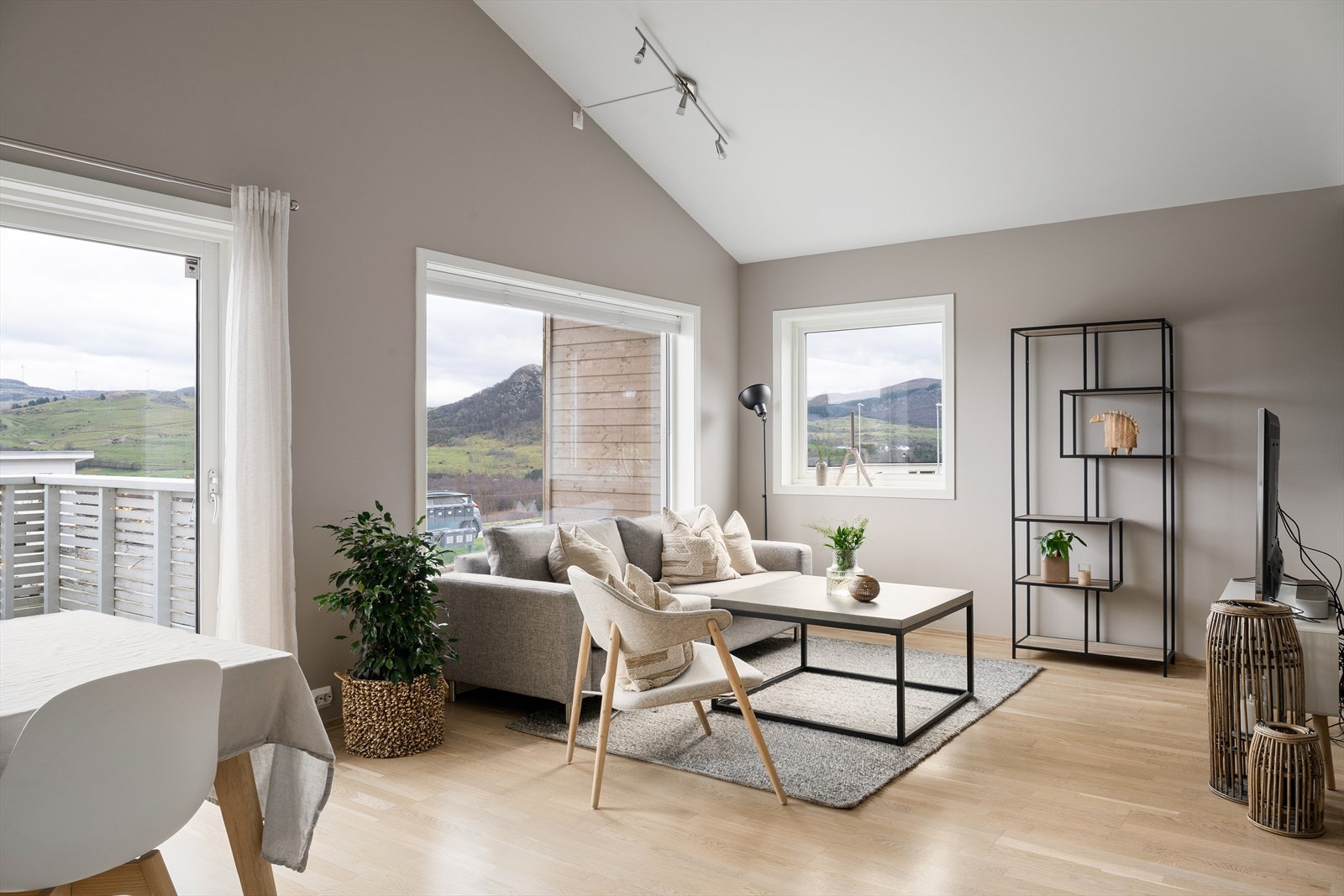 Her er det åpen løsning og rommet har store vindusflater som sørger for rikelig med naturlig lys. Galleribilde