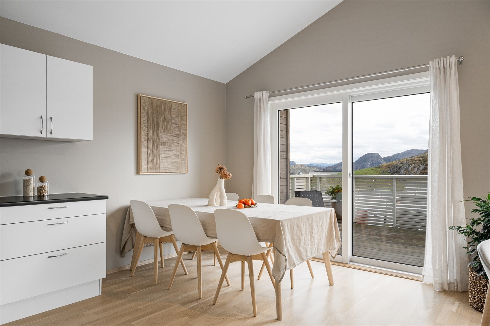 Boligen går over to etasjer og byr på herlige uteområder, nydelig utsikt og gode solforhold. Galleribilde