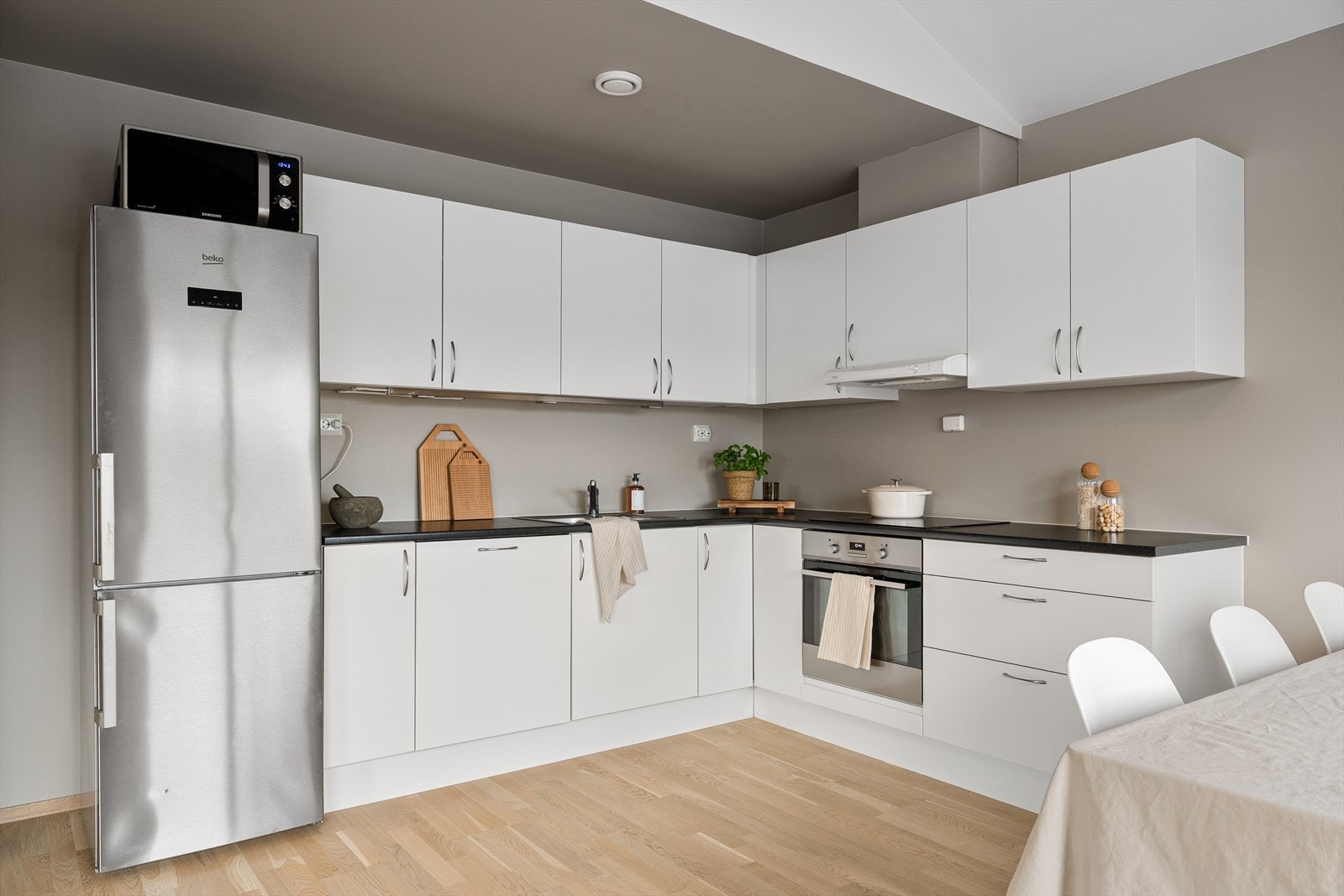 Kjøkkenet har godt med skap- og benkeplass, så vel som gode arbeidsflater. Integrert oppvaskmaskin, platetopp og stekeovn, samt frittstående kjøleskap/frys. Galleribilde