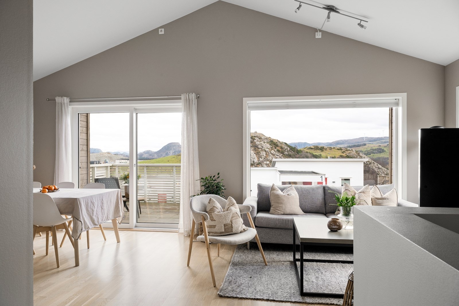 Velkommen inn! I denne etasjen finner man boligens hoved oppholdsrom - stue og kjøkken. Galleribilde