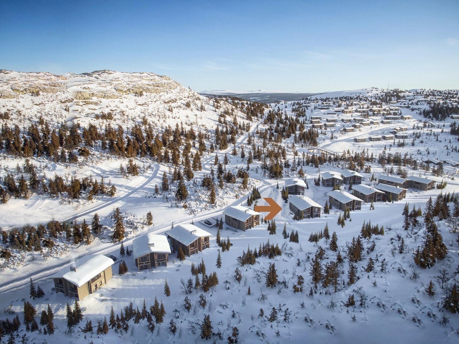 Kvitfjell alpinanlegg er skientusiastenes vinterparadis og rett utenfor Vinterro venter 600 kilometer med langrennsspor i høyfjellsterreng. Pilen viser Chalet 6a markert. Galleribilde