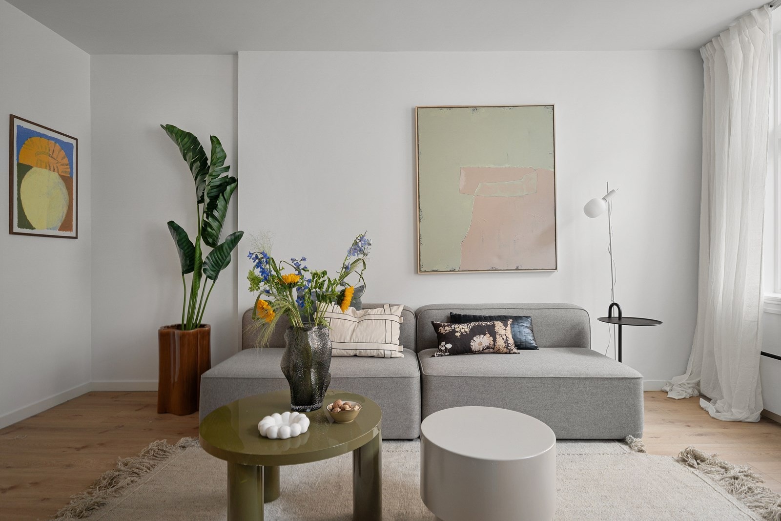 Her får du en herlig 4-roms i populær gate, tilbaketrukket fra vei- og biltrafikk samtidig med "alt" av fasiliteter en kort spasertur unna. Galleribilde