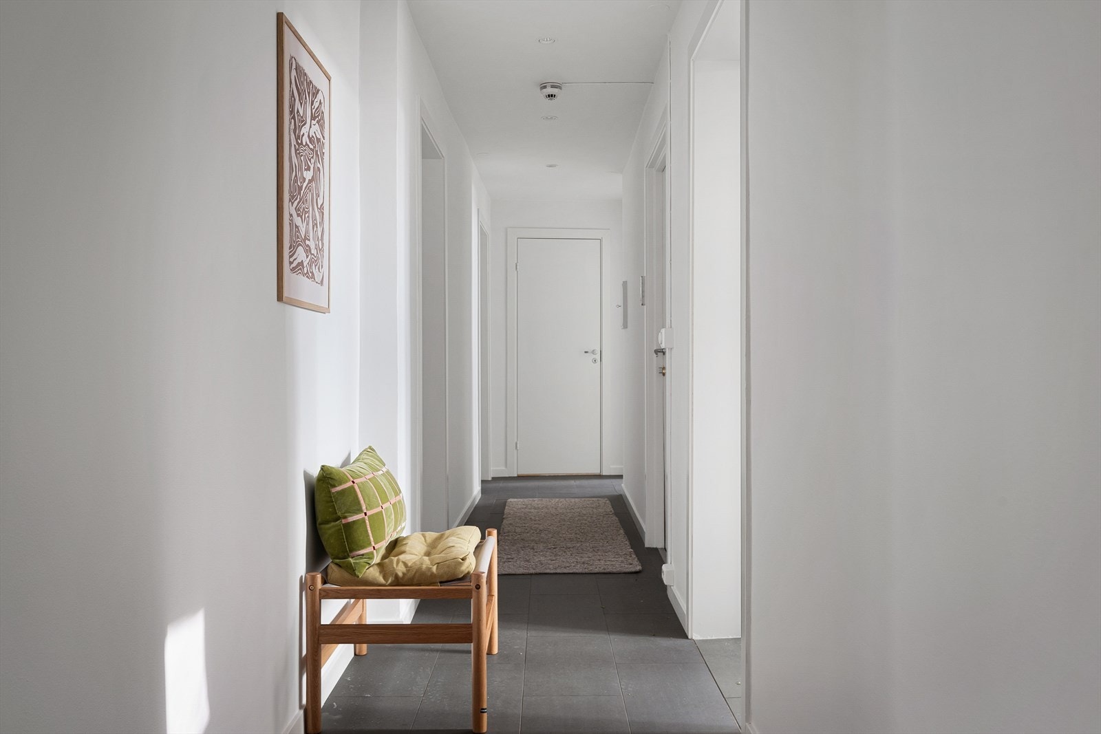 En lys gang fører deg mellom rommene. Galleribilde