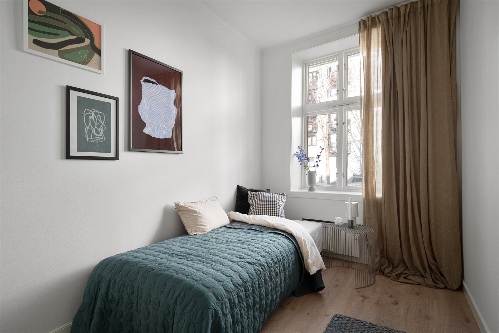 Soverom III er lyst og behagelig. Her har du plass til seng, nattbord og garderobe. Galleribilde