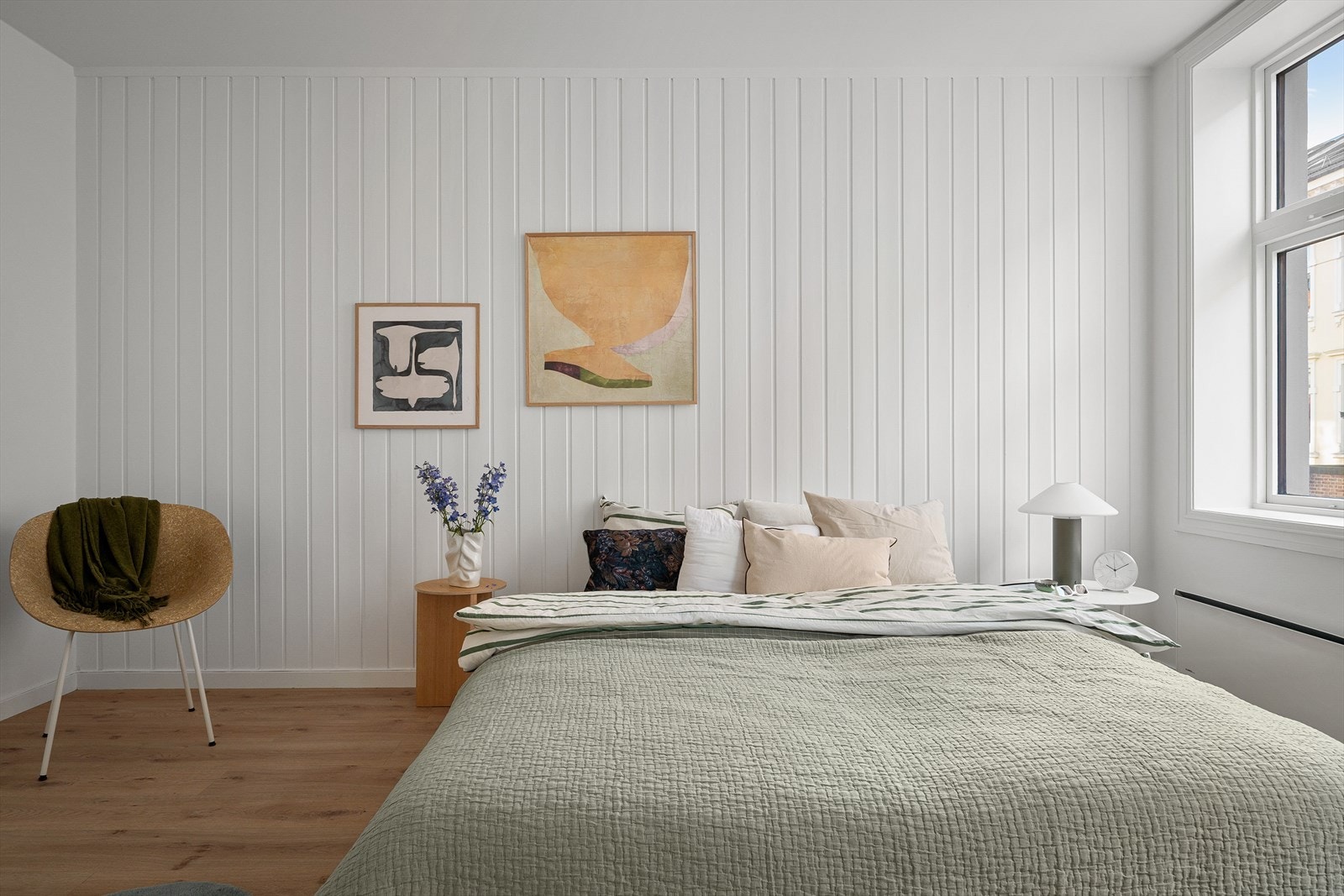 De lyse overflatene kombinert med store vindusflater gir en god atmosfære. Galleribilde