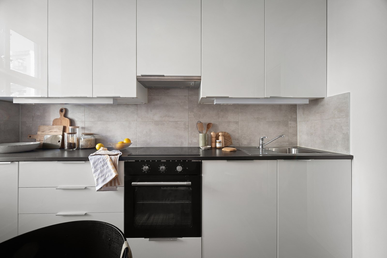 Her finner du praktiske løsninger og integrerte hvitevarer. Kjøleskapet er frittstående. Galleribilde