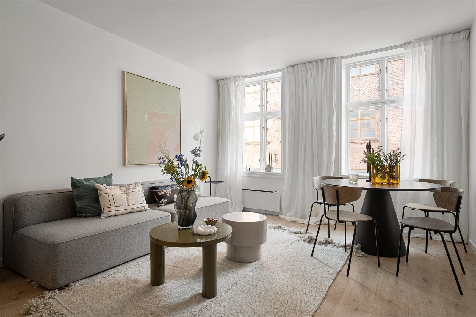 Stor og lys 4-roms i rolig gate, like ved Birkelunden. Galleribilde