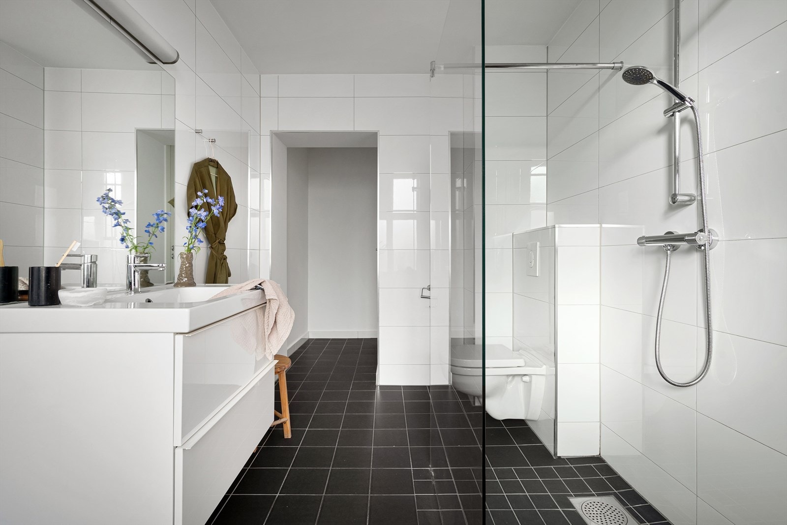 Delikat bad med fliser på vegger og gulv. Galleribilde