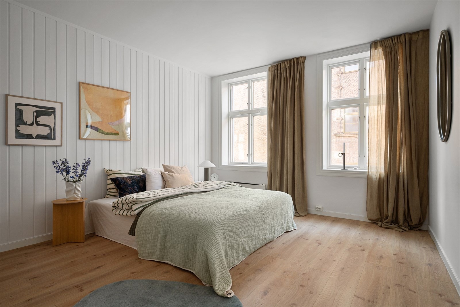 Hovedsoverommet er svært romslig, med god plass til dobbeltseng, nattbord og garderobe. Galleribilde