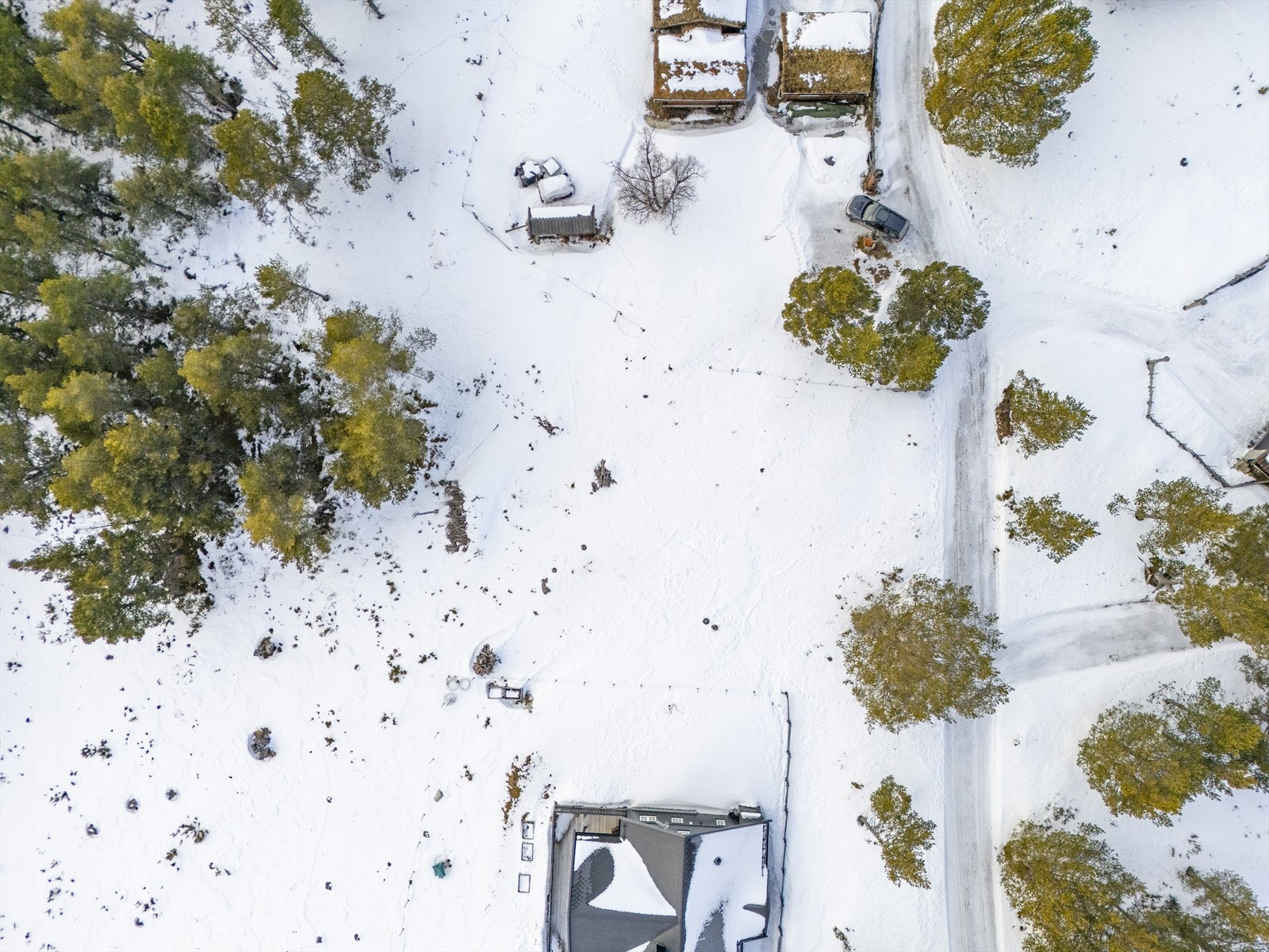Utgifter til brøyting av veg vinterstid må påregnes. Galleribilde