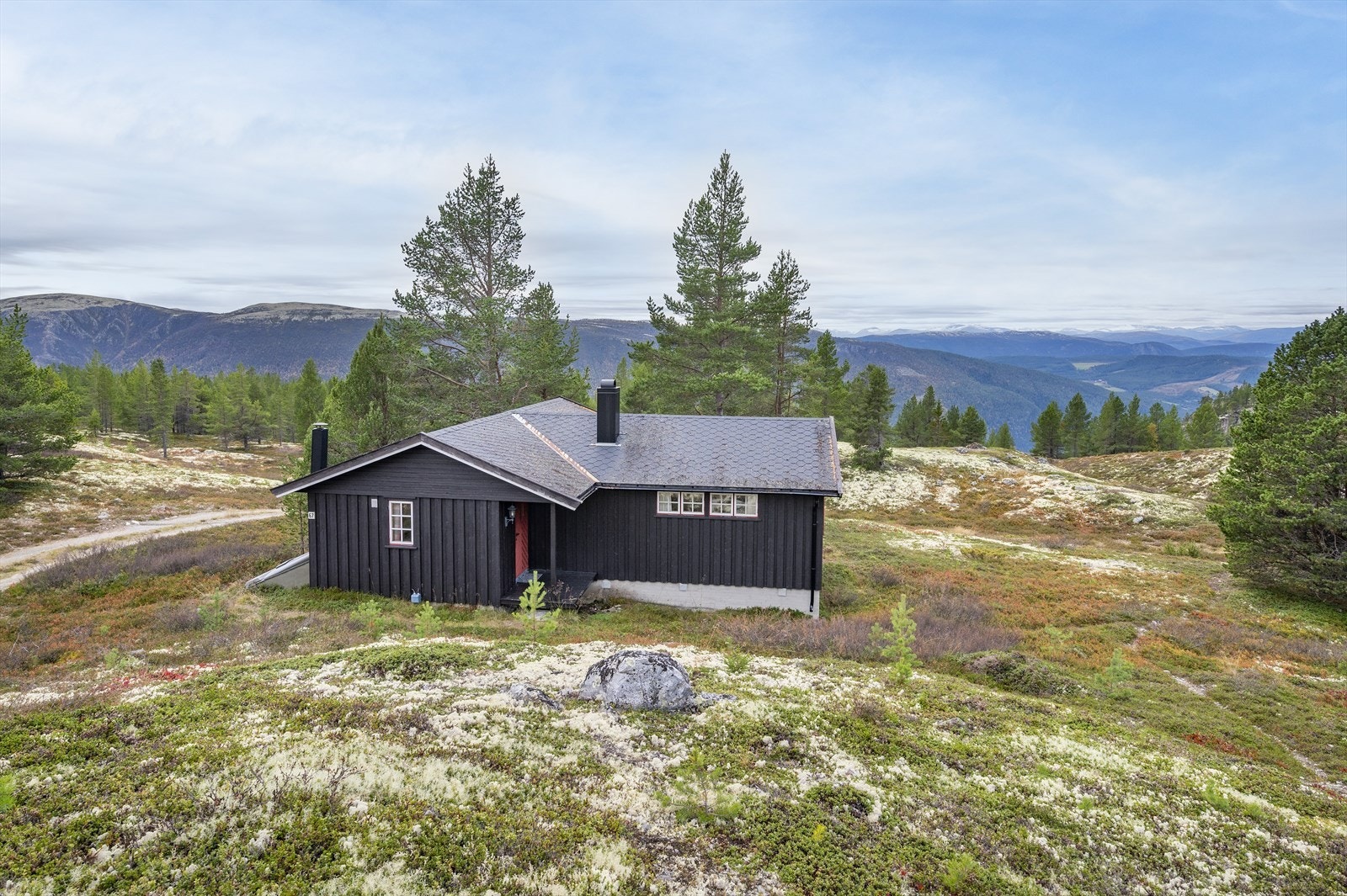 Eiendommen ligger usjenert til, med naturen like utenfor døra. Galleribilde