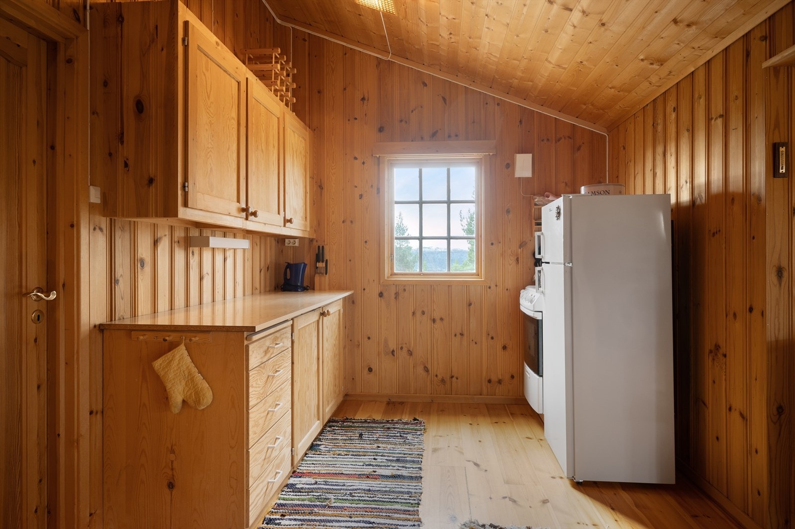 Her er det en solid kjøkkeninnredning med profilerte fronter. Galleribilde