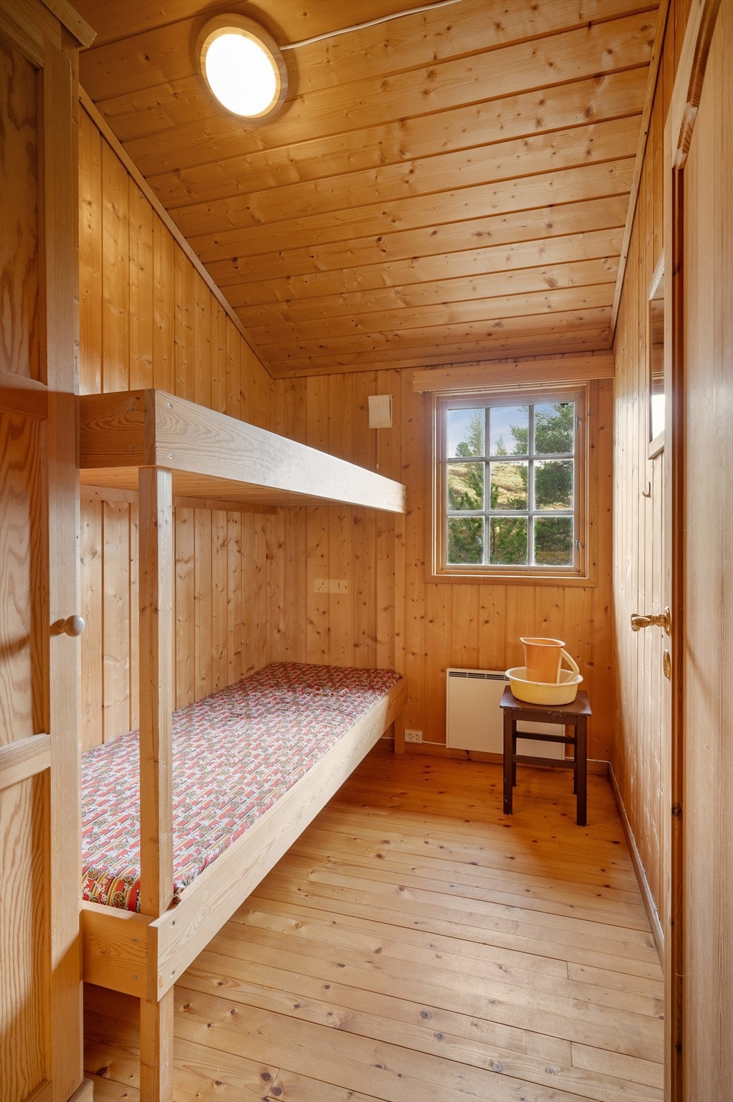 Soverom nr. 2 som er innredet med plassbygd køyeseng. Galleribilde