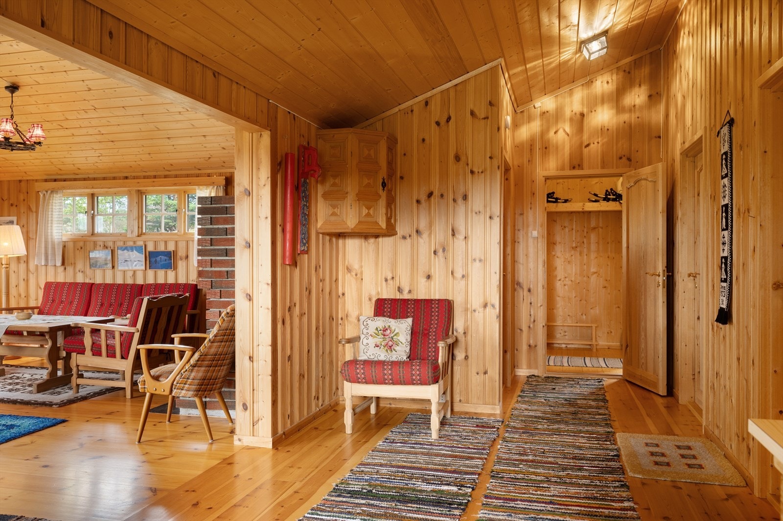 Fra gangen kommer man inn mot stue/kjøkken, med soverom og toalettrom på venstresiden. Galleribilde