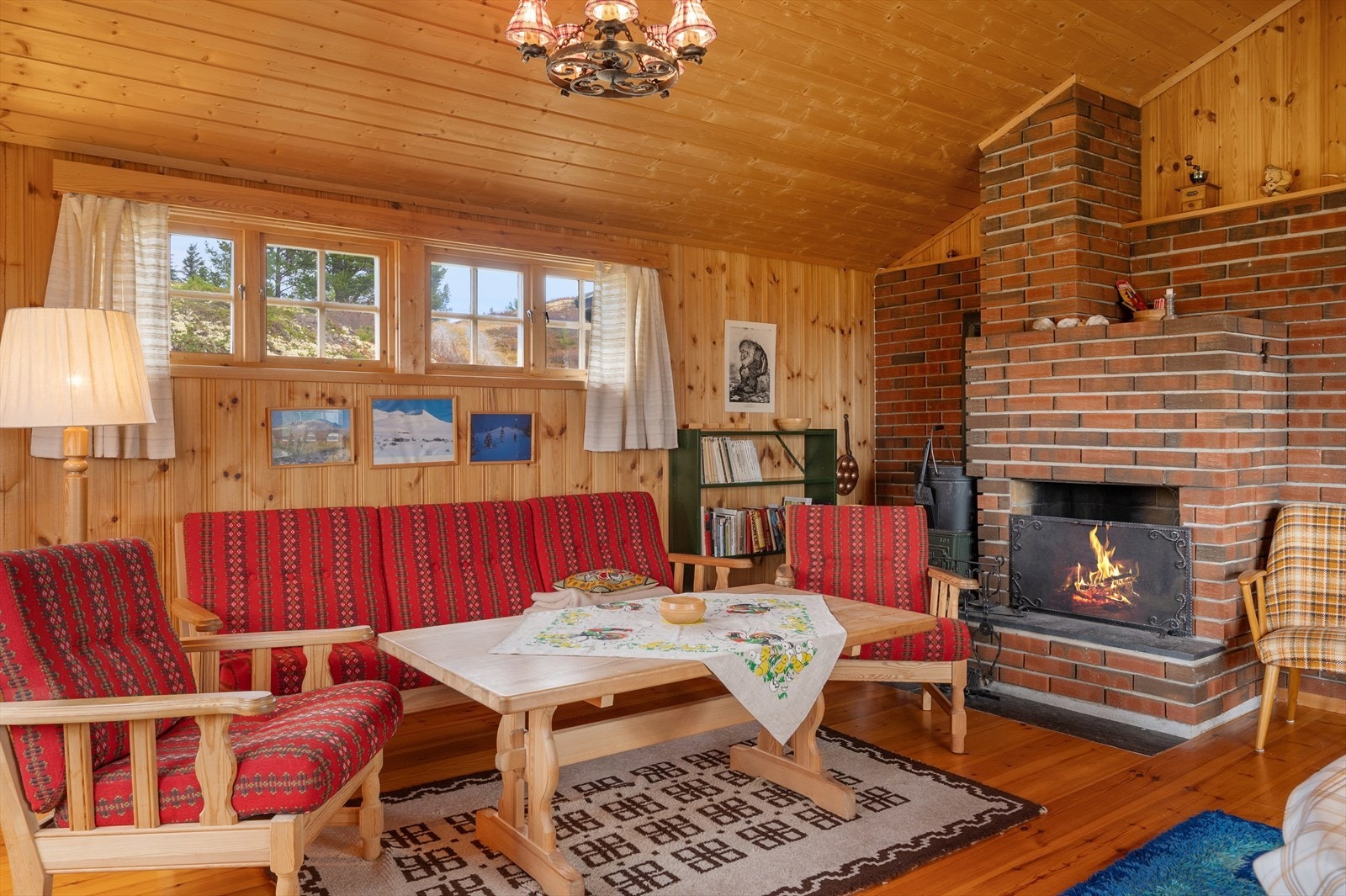 Her kan man slappe av fremfor peisen etter en dag ute på fjellet. Galleribilde