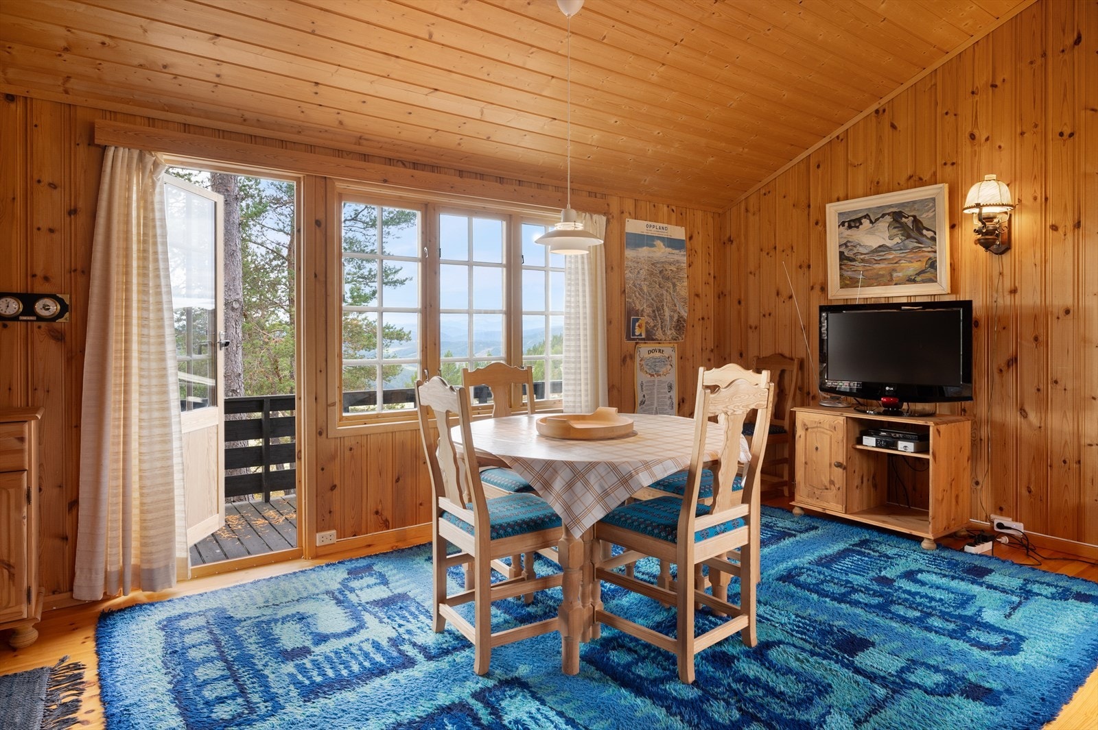 Her er det adgang til en solfylt terrasse via verandadør. Det er også fin utsikt mot Jotunheimen i fra stuen. Galleribilde