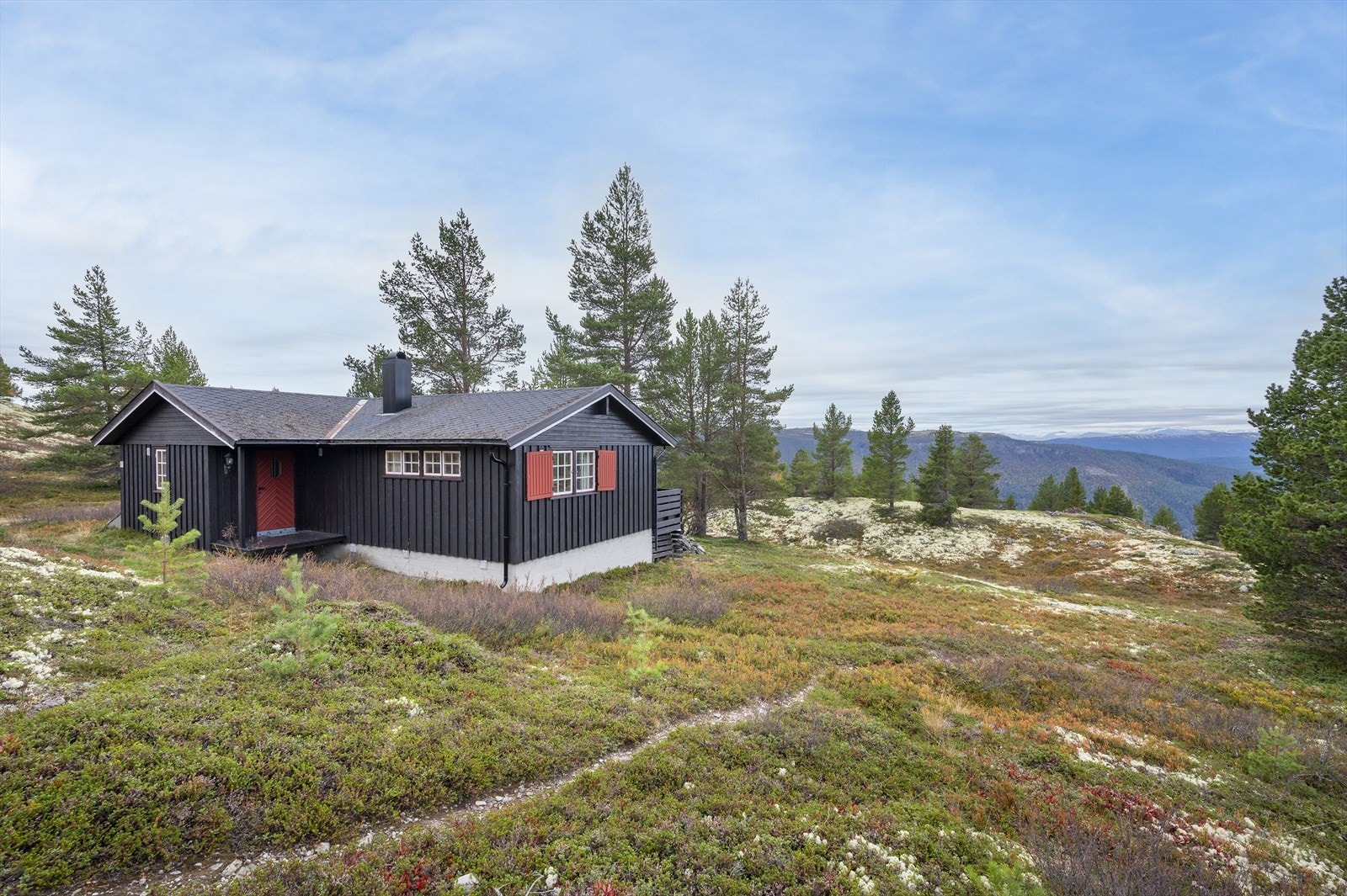 Fritidseiendom som ligger fint og fritt til ved Skarsætrin i Sel kommune. Galleribilde