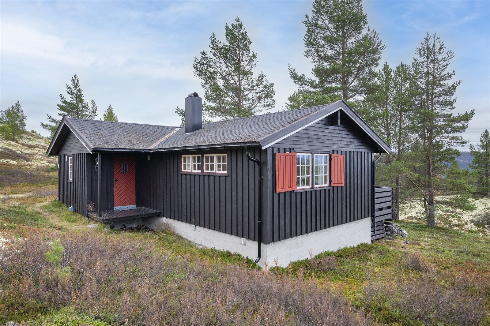 Overbygd inngangsparti på oversiden av hytta. Galleribilde