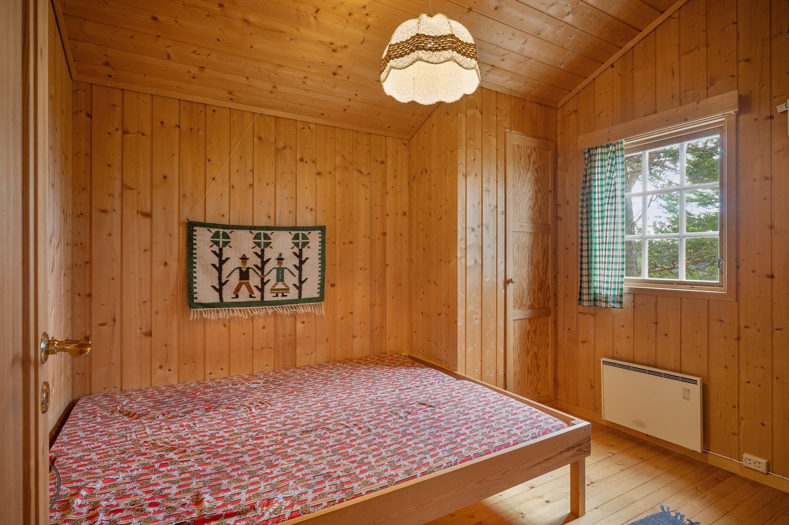 Det er totalt tre soverom i hytta. Her er hovedsoverommet med plass til dobbeltseng. Galleribilde