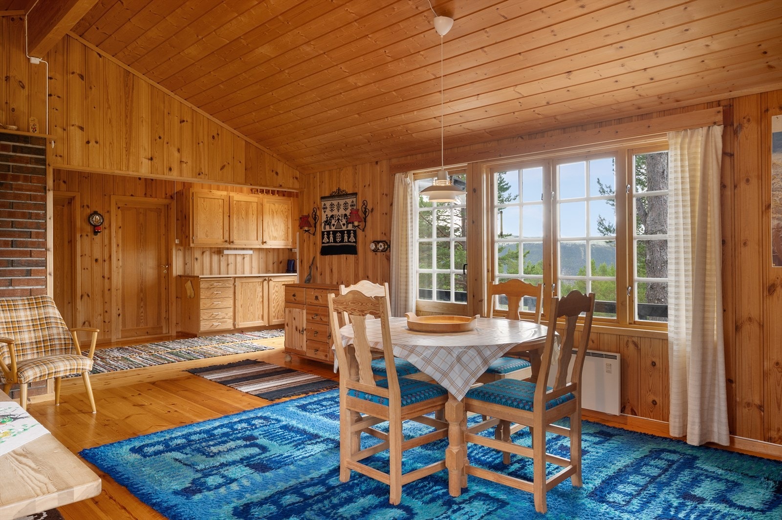 Fra spisestuen kan man nyte den nydelige utsikten. Galleribilde