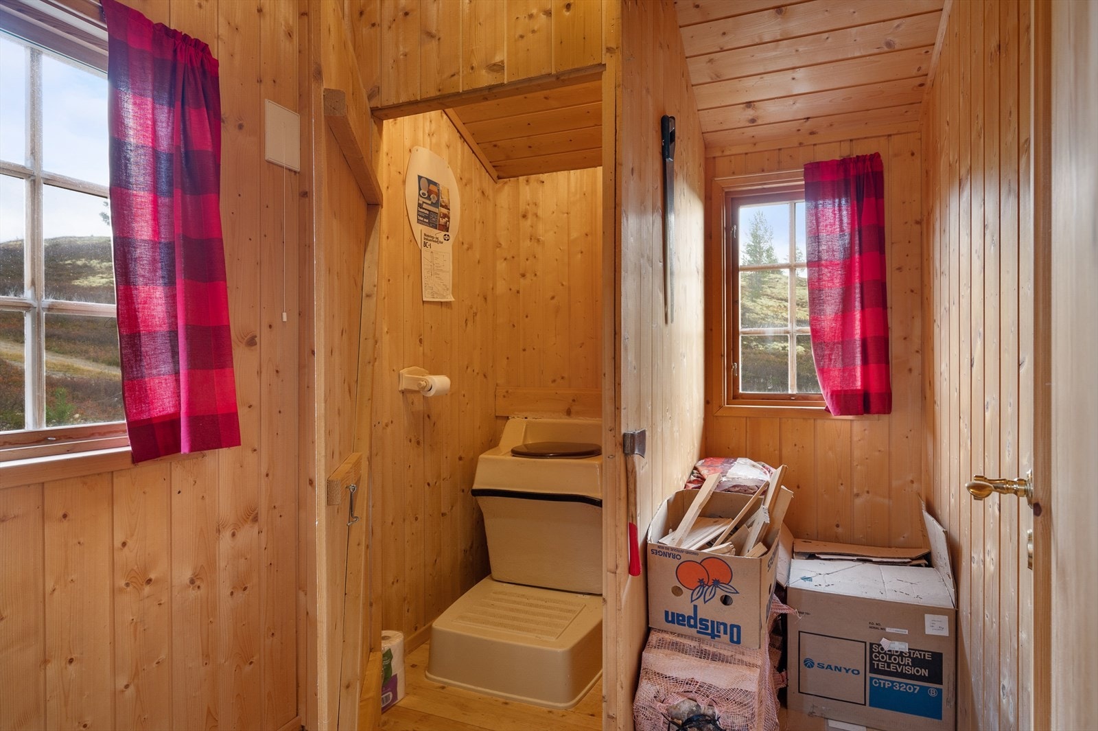 Toalettrom med MULDO biologisk hytteklosett. Galleribilde