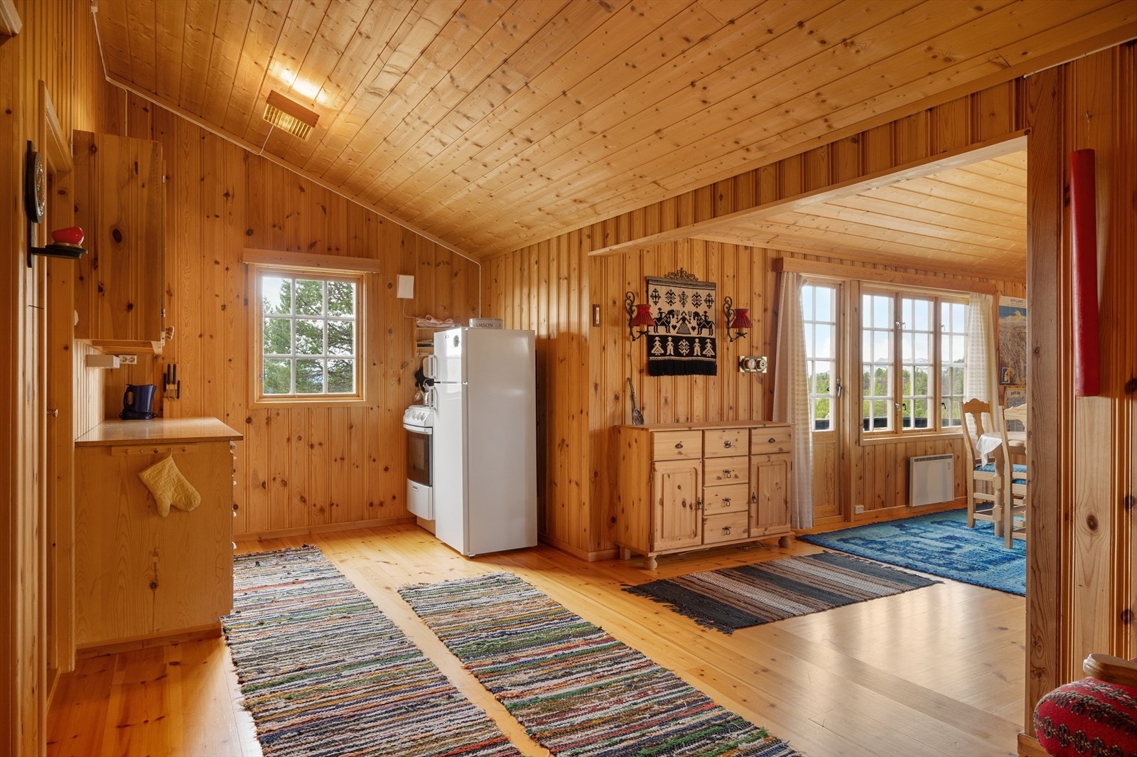 Kjøkkenet er praktisk plassert ved spisestuen. Galleribilde