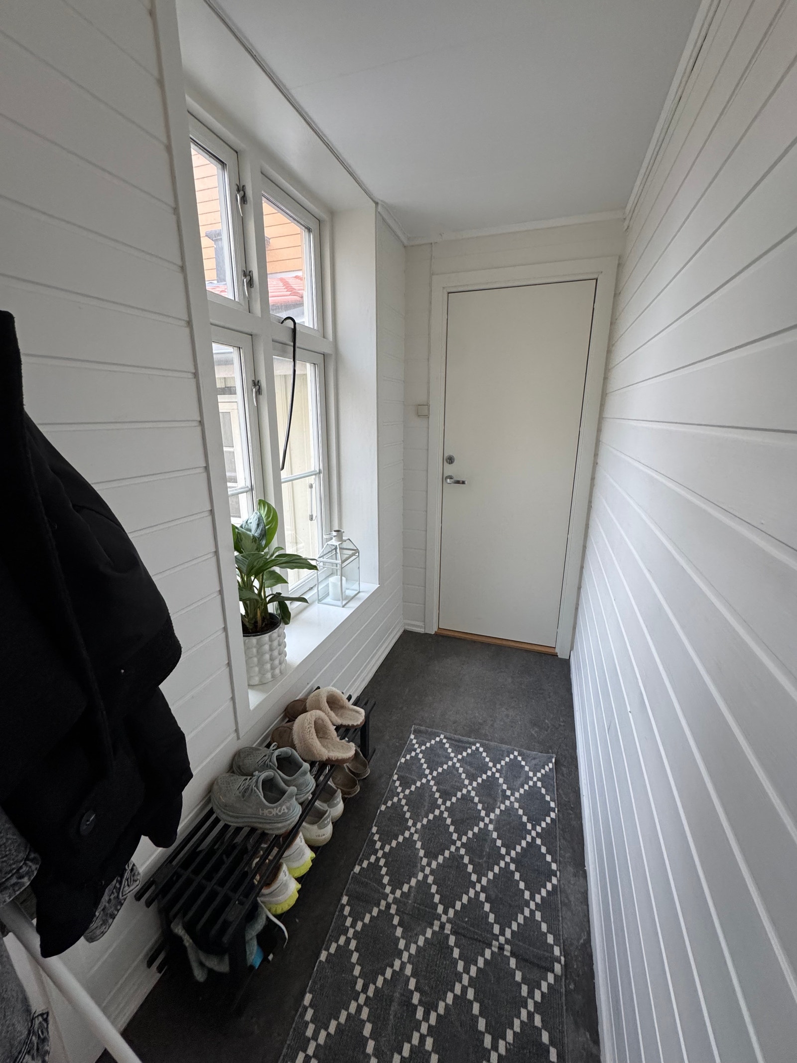 Gang med utgang til balkong Galleribilde