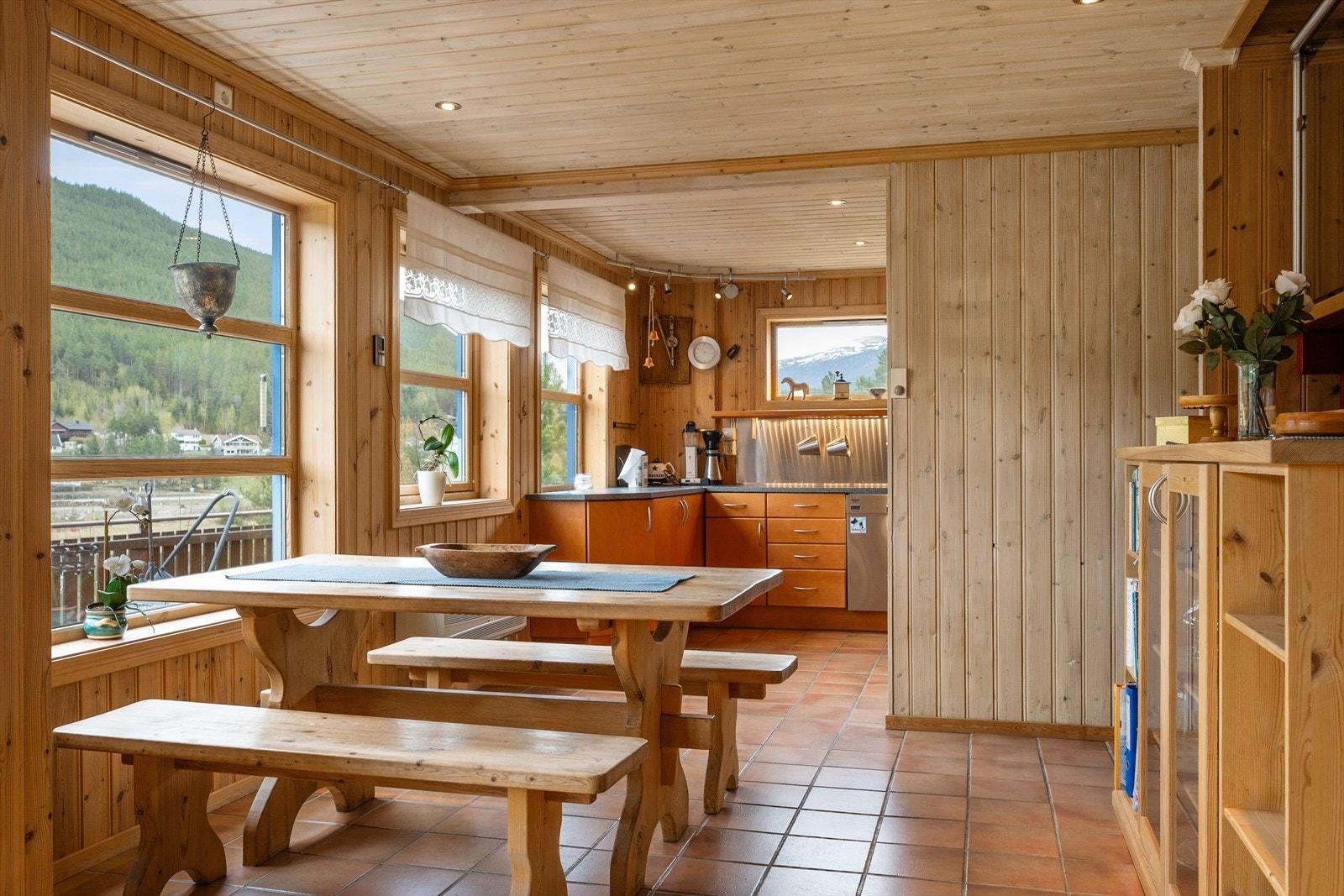 Kjøkkenet ligger dels adskilt fra stua. Galleribilde