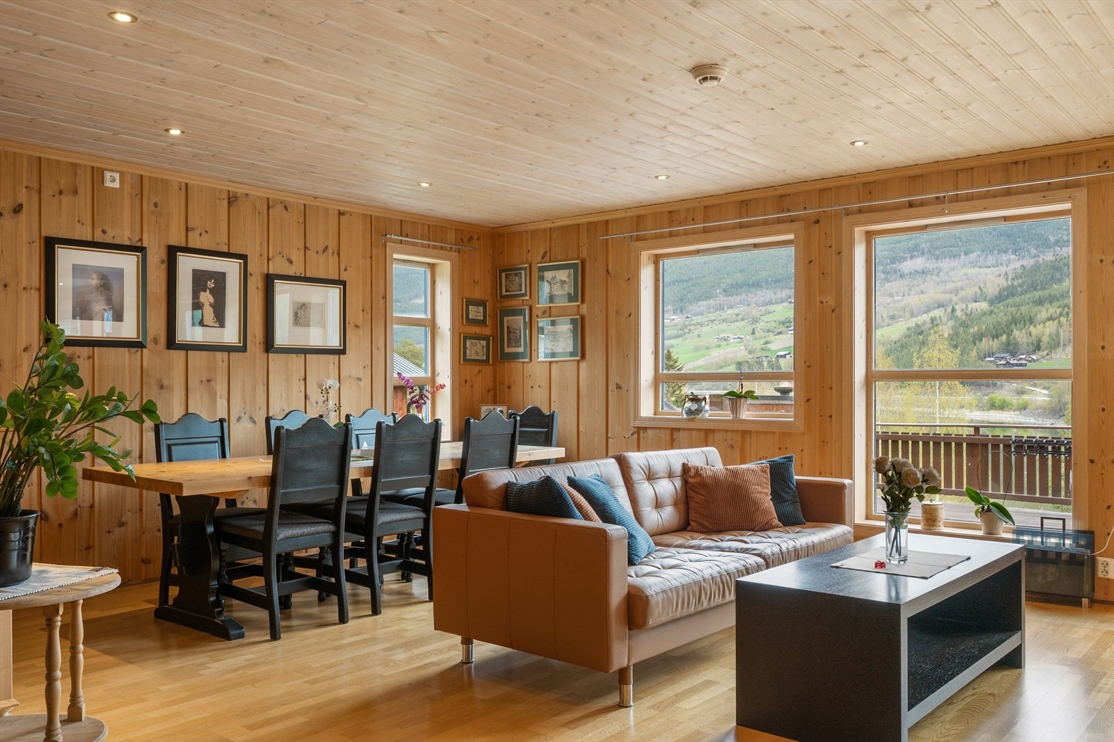 Det er i hovedsak panelte vegger og tak, og parkett på gulv. Galleribilde