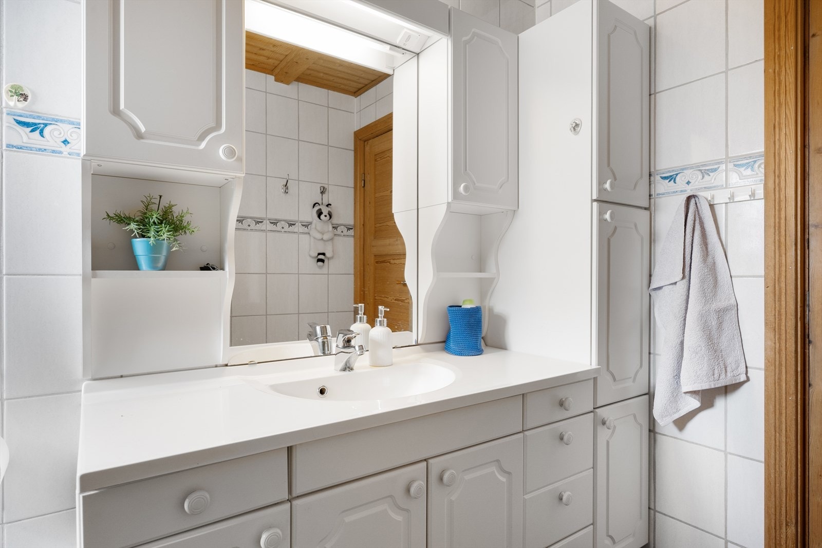 Ett av to bad ligger i hovedetg - Badet i hovedetg har flislagte overflater og lyst interiør. Galleribilde