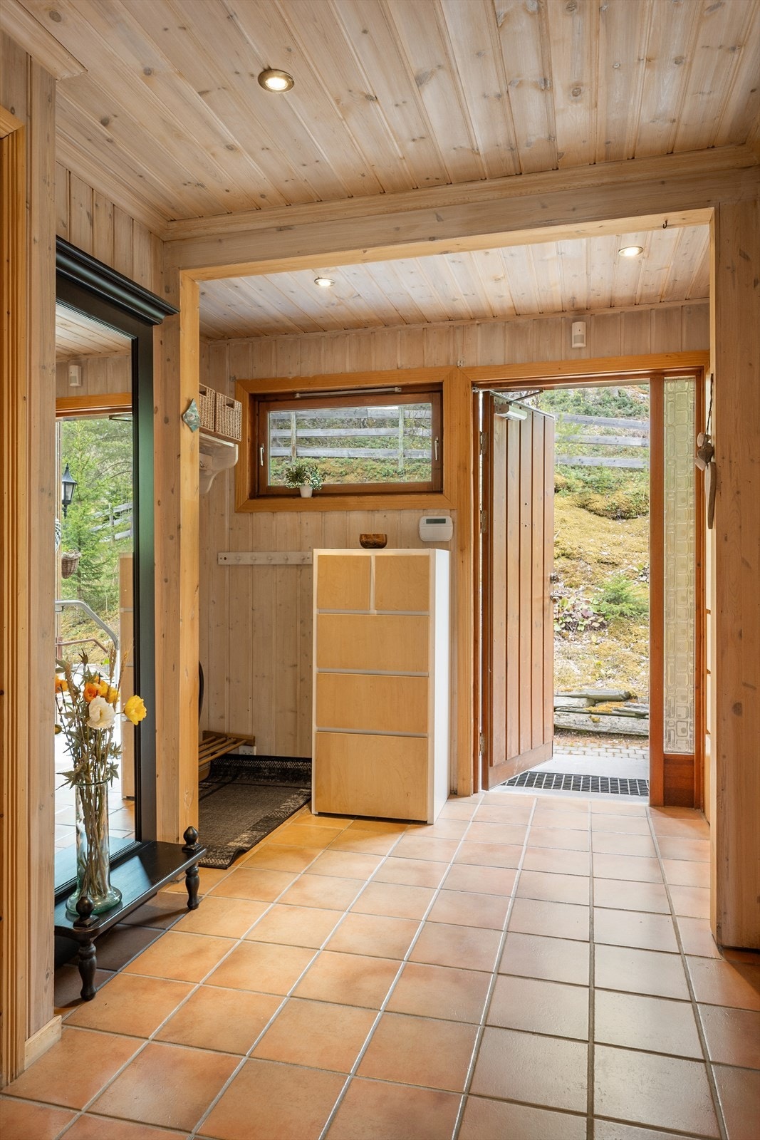 En hyggelig entré m/flislagt gulv ønsker deg velkommen inn. Galleribilde