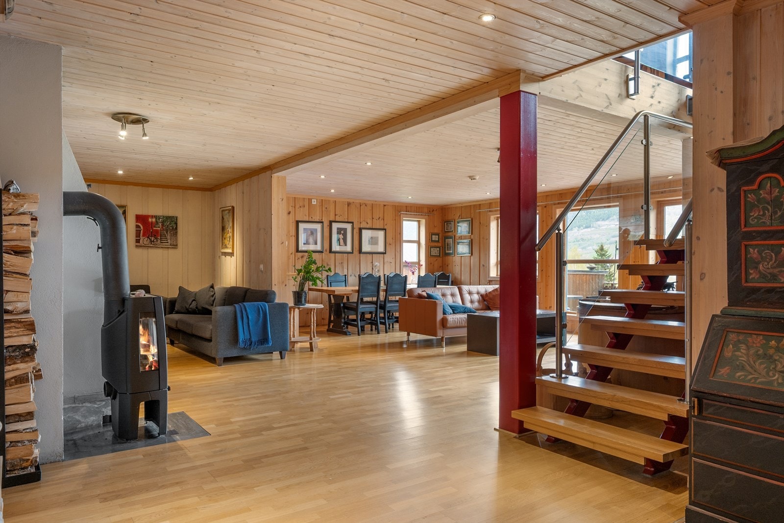 Trappen opp til boligens loftetasje er en del av interiøret i stua. Galleribilde