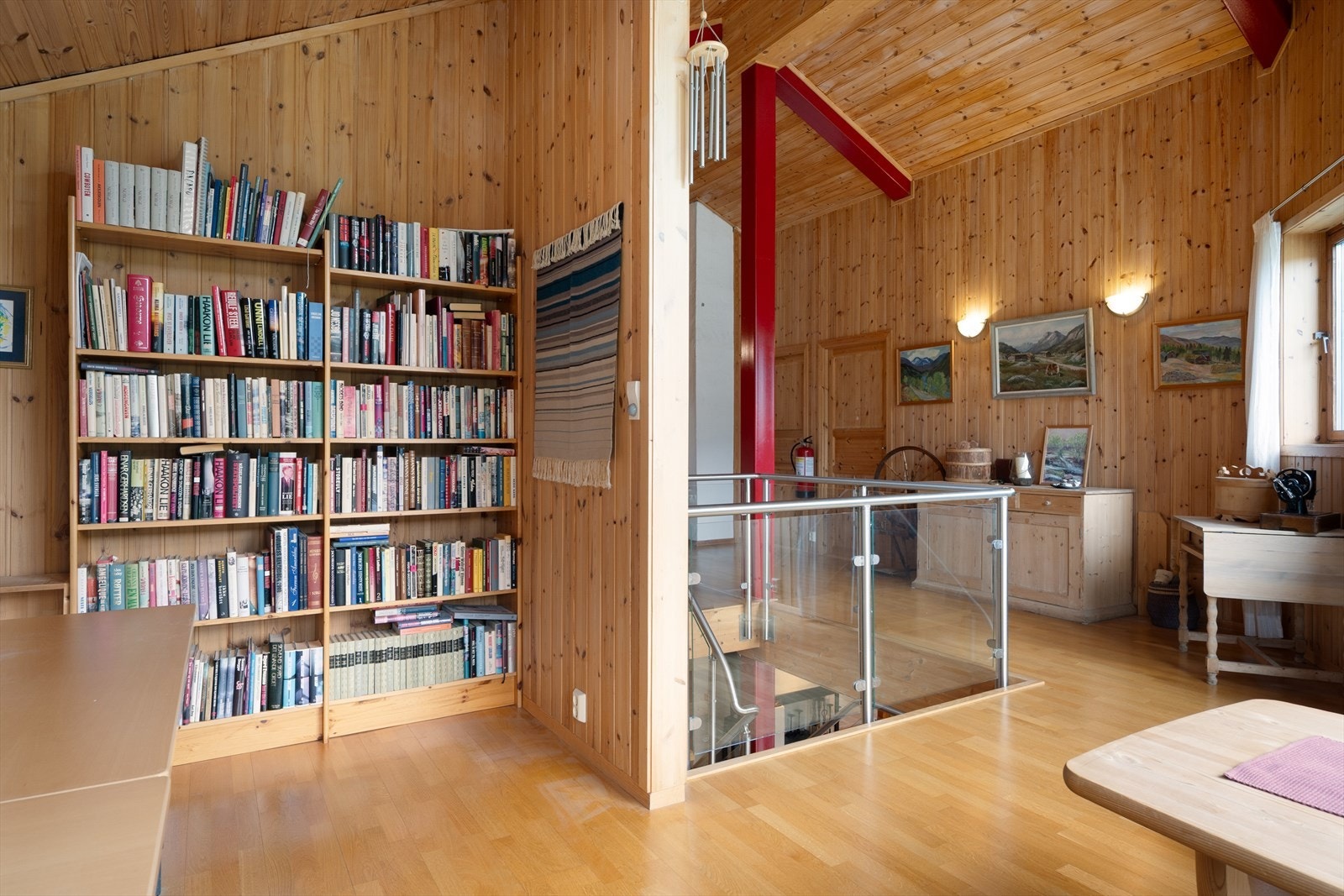 Loftetasjen er holdt i samme stil som 1. etasje m/panelte overflater. Galleribilde