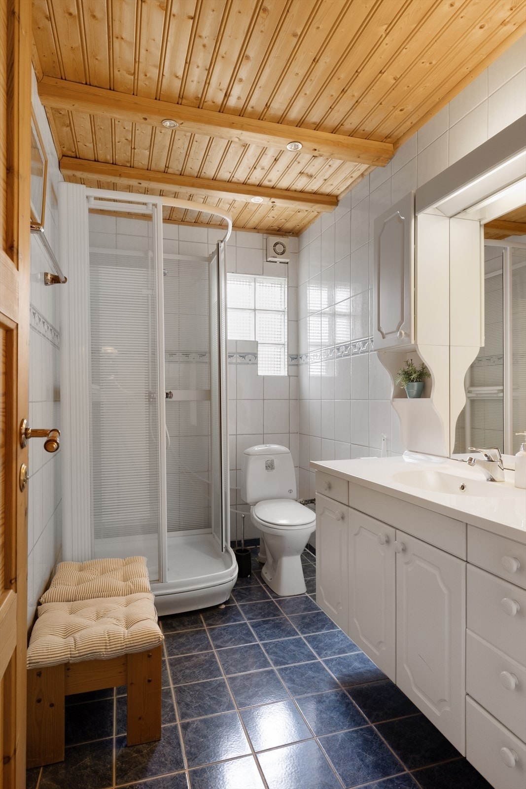 Rommet har en praktisk, romslig innredning, dusjkabinett og gulvmontert wc. Galleribilde