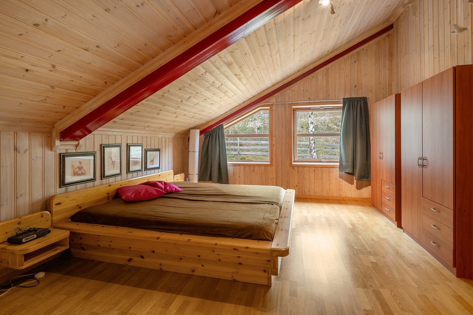 Tre av soverommene er plassert i denne etasjen - Hovedsoverommet er romslig og har god plass til garderobeløsning. Galleribilde