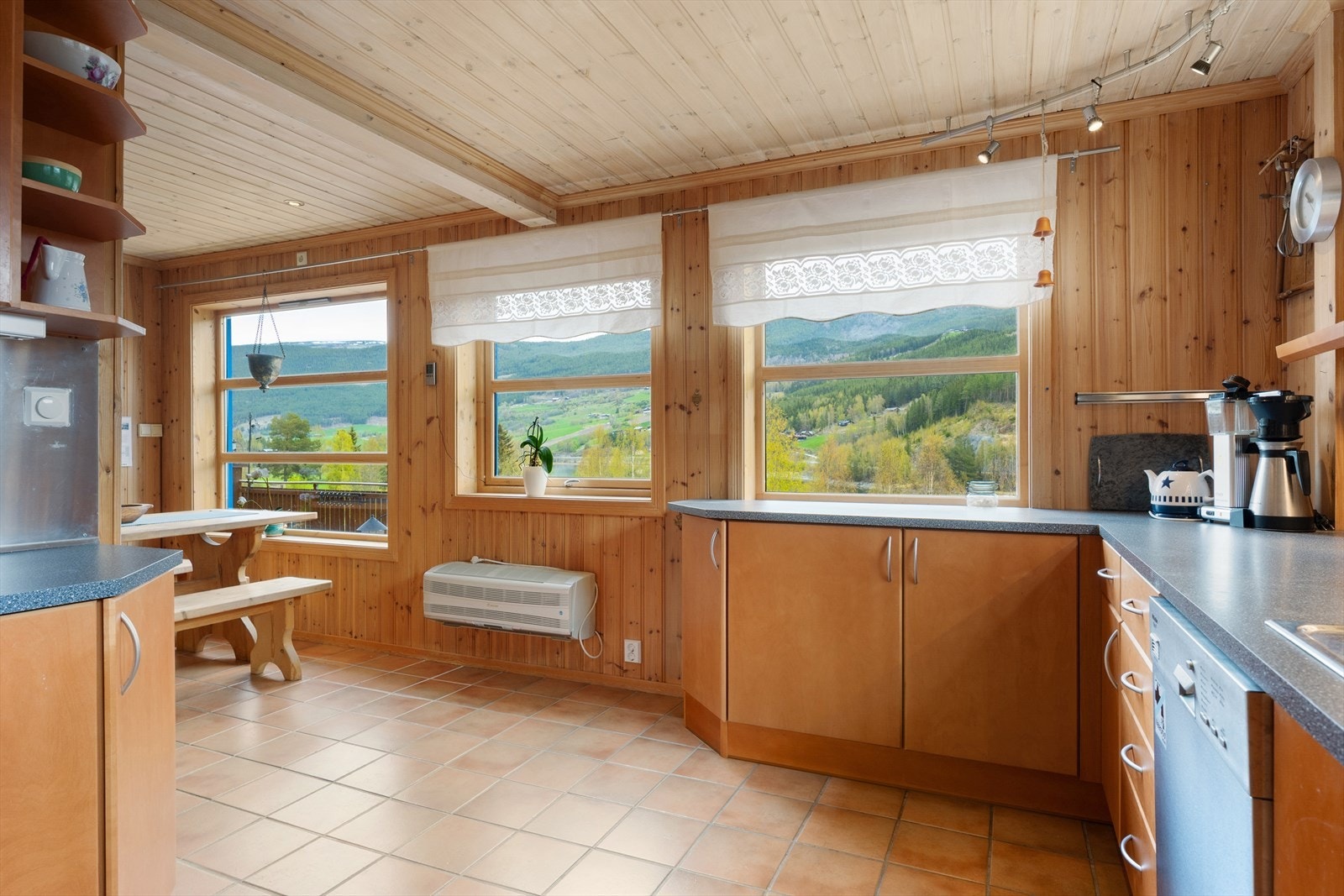 Mellom kjøkkenet og stua er det plass til spisebord. Galleribilde