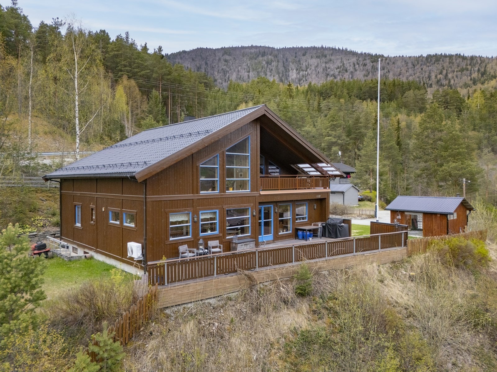 Boligen går over 2 plan m/kjeller. Galleribilde