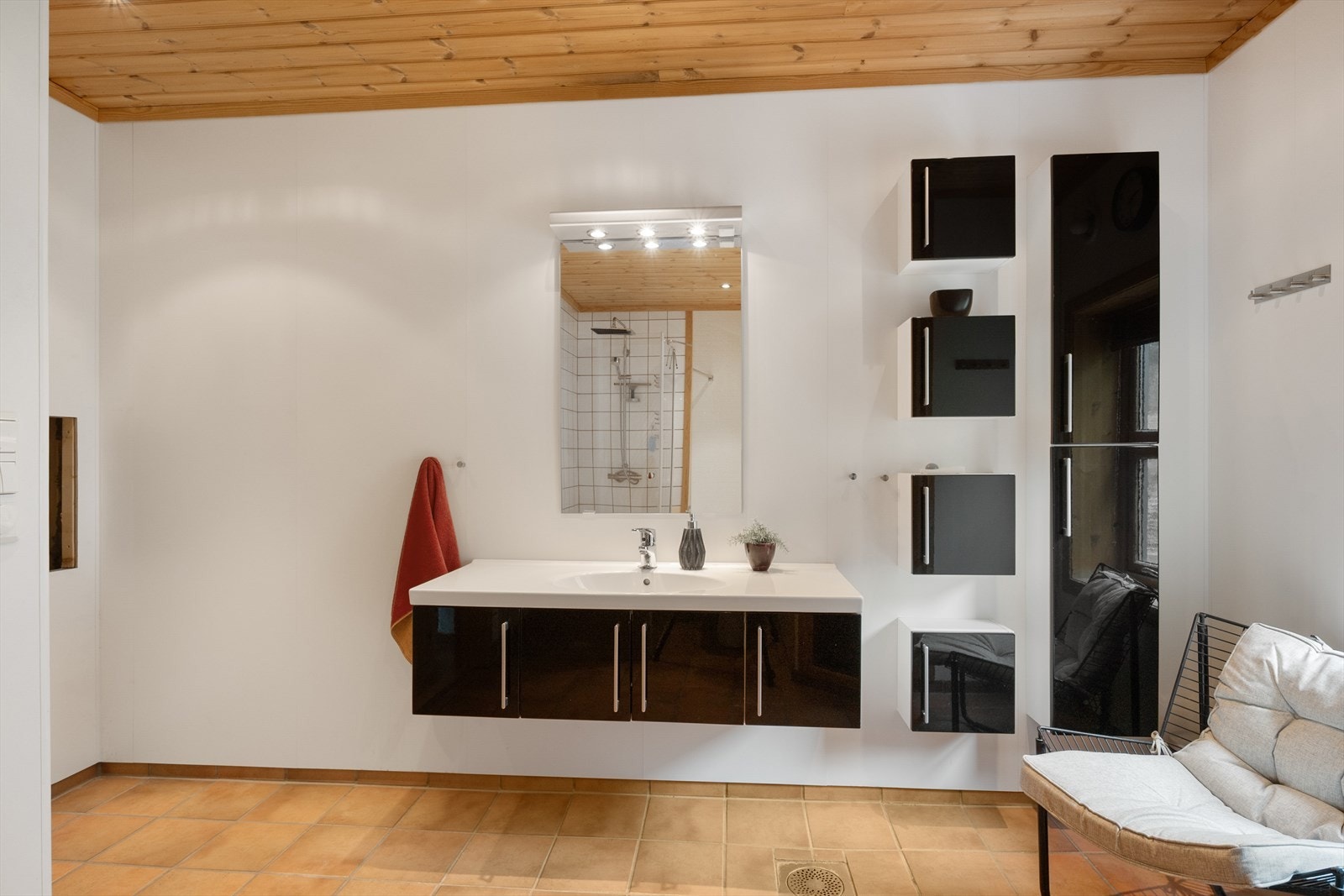 Badet er romslig og har en pen innredning i sort utførelse, dusjvegger som kan felles inn samt gulvmontert toalett. Galleribilde