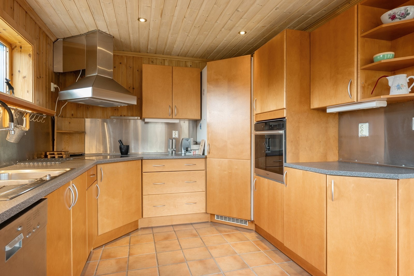 Innredningen består av over- og underskap m/slette fronter, benkeplate i laminat samt integrerte hvitevarer. Galleribilde