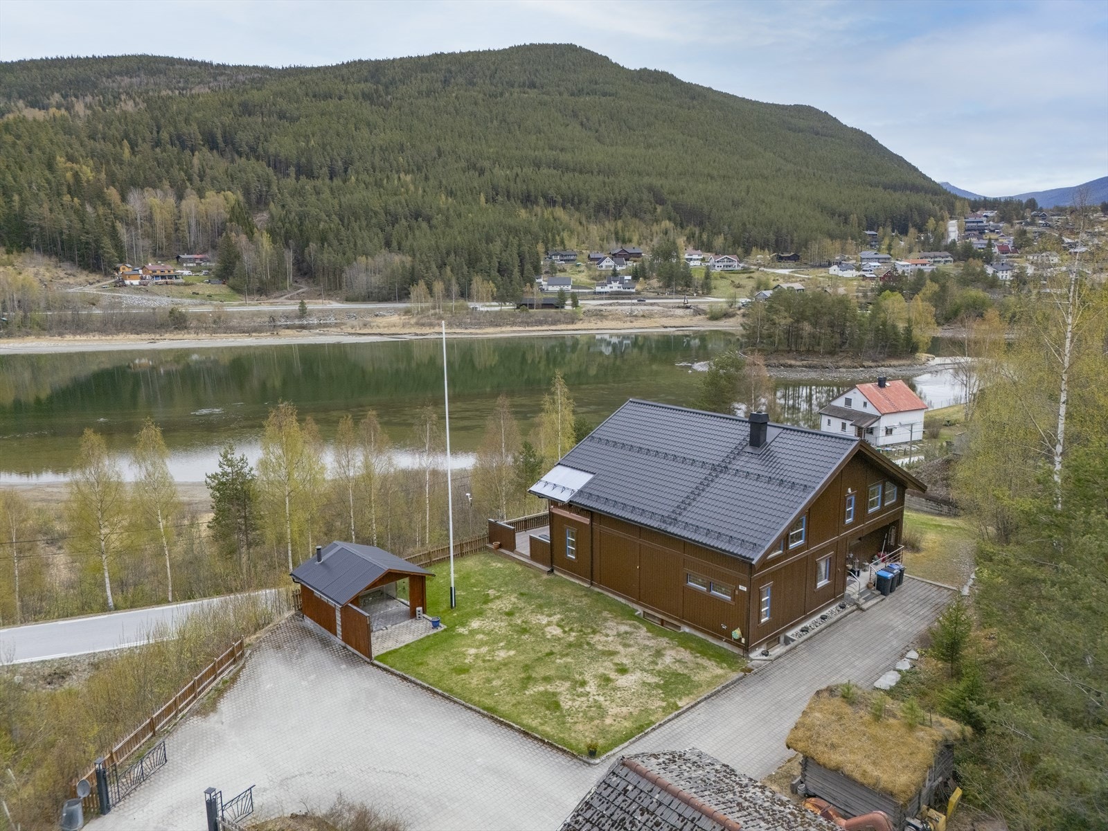 Fra eiendommen er det fin utsikt mot Lalmsvatnet. Galleribilde