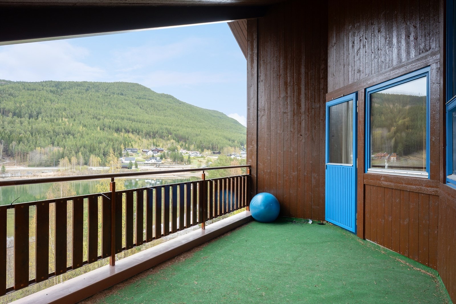 Det er utgang til en overbygd, usjenert veranda. Galleribilde