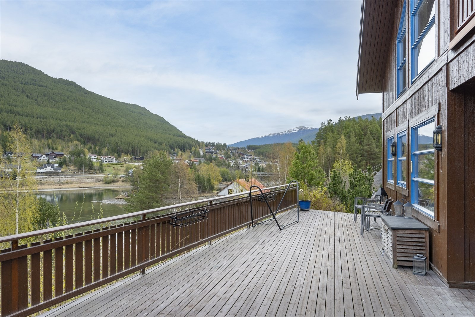 Her er det god plass og fin utsikt mot elva, samt nærliggende områer. Galleribilde