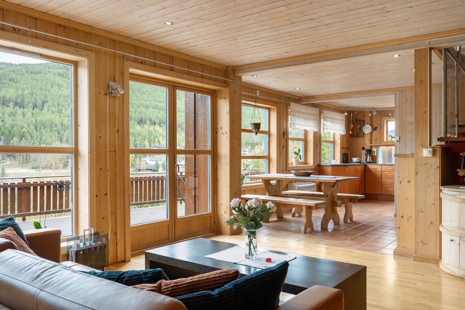 Fra stue/kjøkken er det utgang til terrasse. Galleribilde