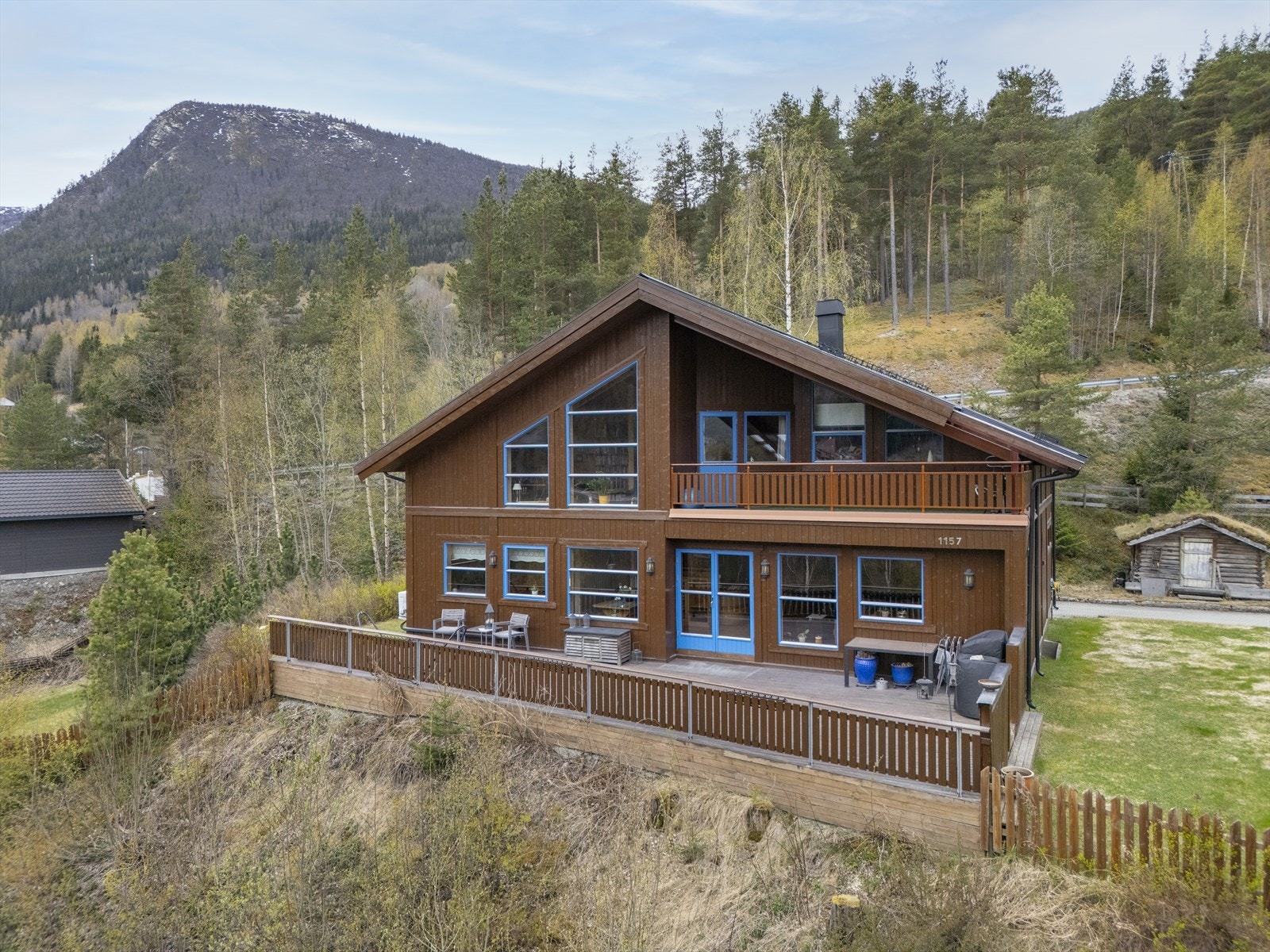 Fasadebilder - Deler av tomten er gjerdet inn. Galleribilde