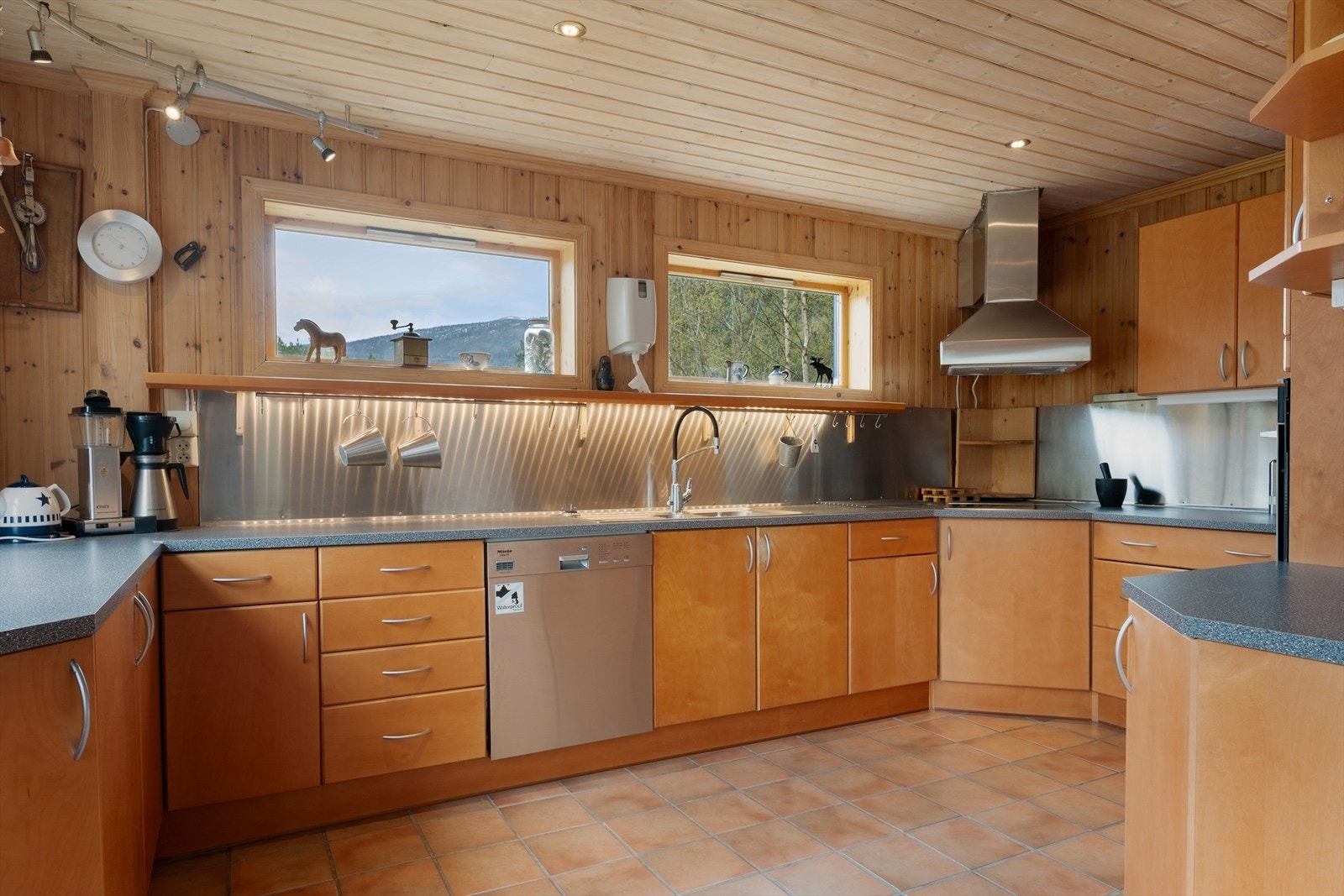 Boligen har et praktisk kjøkken m/god oppbevaringsplass og gode arbeidsflater. Galleribilde